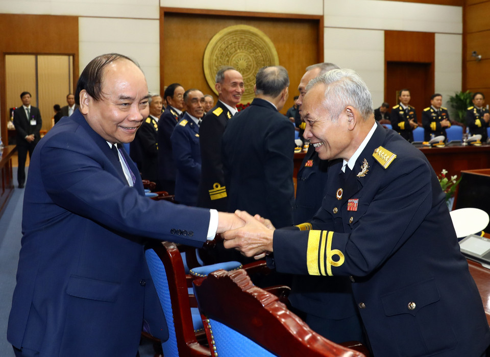 阮春福与各代表握手。（图片来源：越通社）