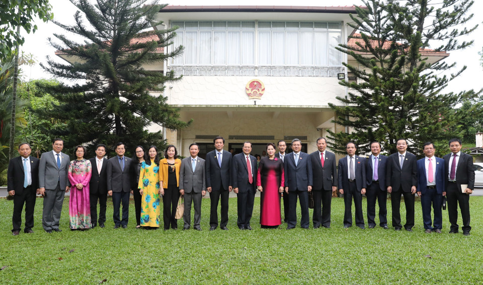 越南国会主席阮氏金银与驻新加坡大使馆工作人员握手。越通社记者 仲德 摄