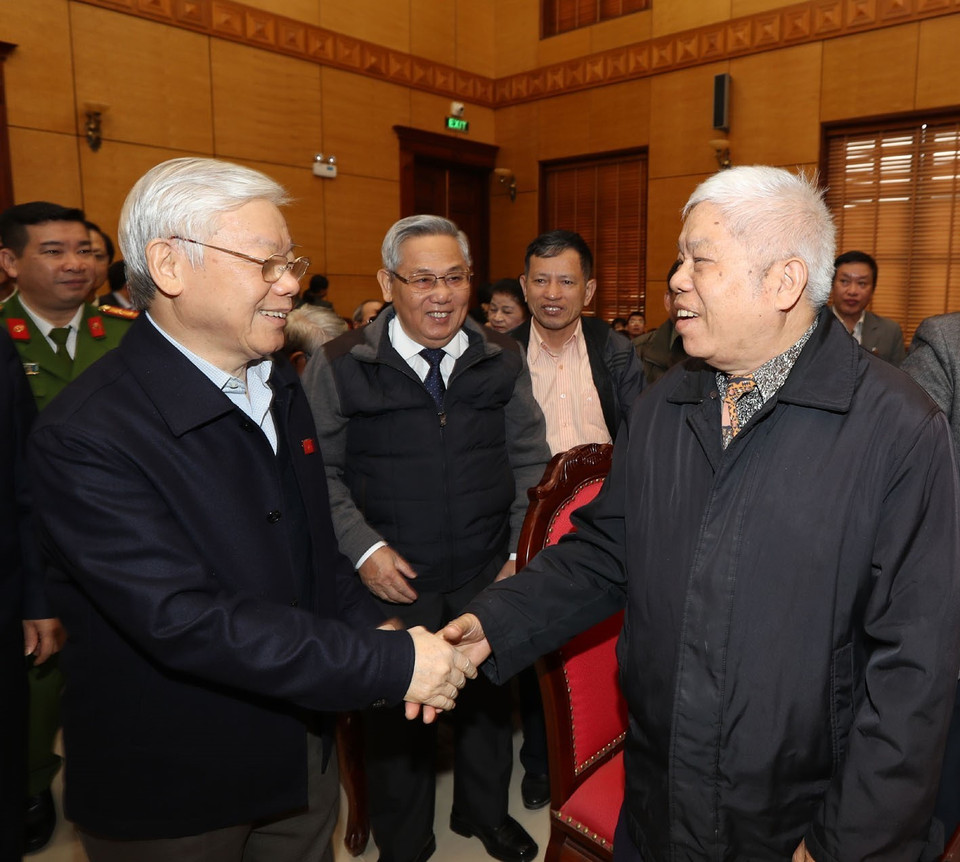 越共中央总书记阮富仲会见河内市西湖和巴亭郡选民。越通社记者　智勇　摄