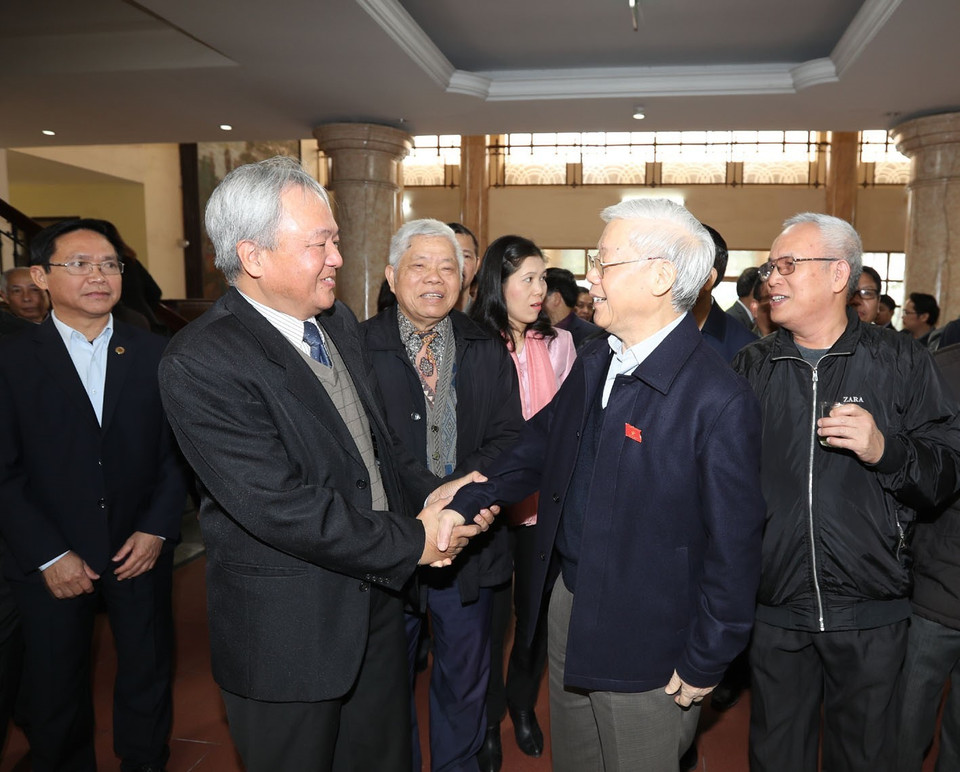 越共中央总书记阮富仲会见河内市西湖和巴亭郡选民。越通社记者　智勇　摄