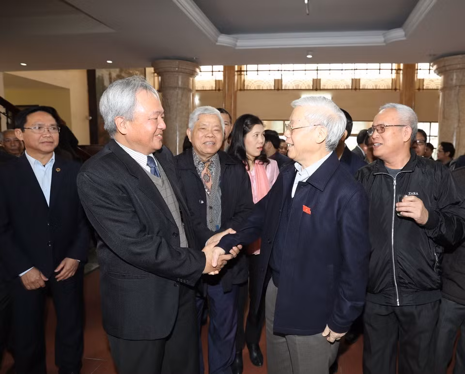 越共中央总书记阮富仲会见河内市西湖和巴亭郡选民。越通社记者　智勇　摄