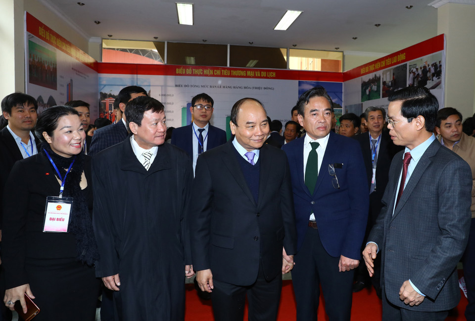 越南政府总理阮春福和河江省代表。（图片来源：越通社）