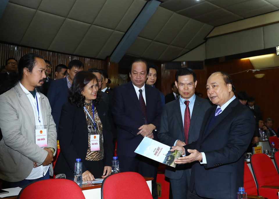 越南政府总理阮春福和河江省代表。（图片来源：越通社）