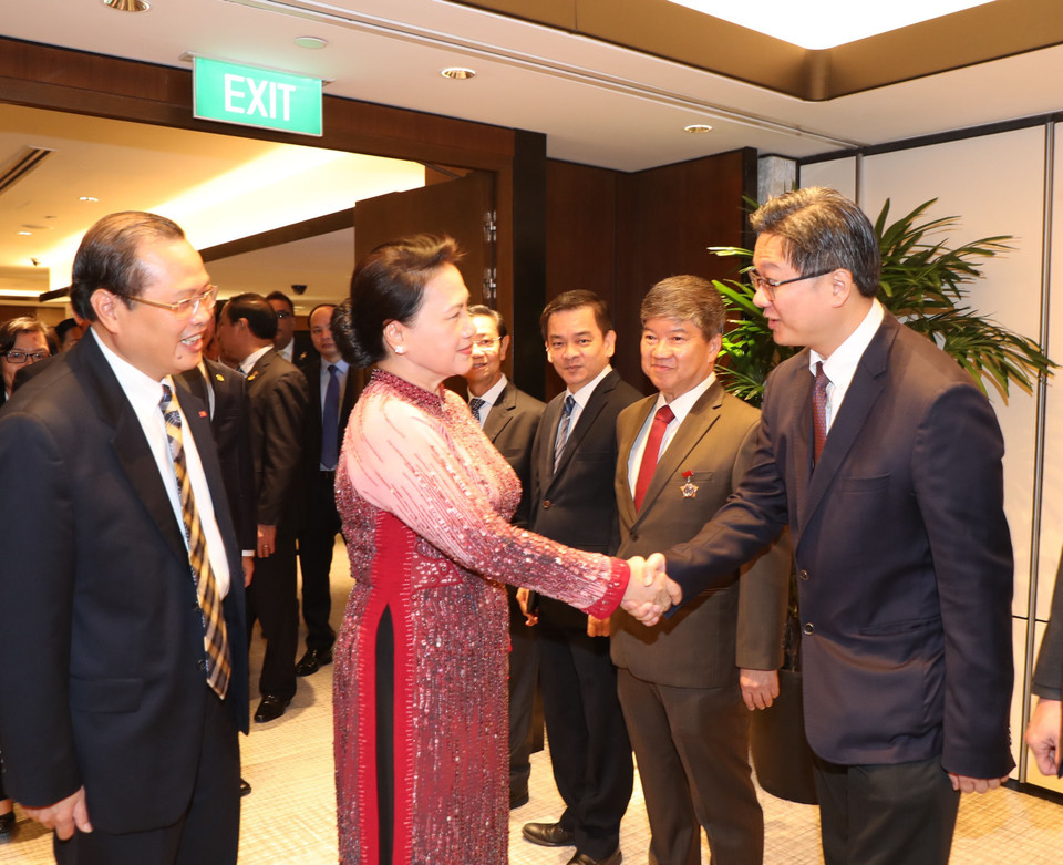 越南国会主席阮氏金银11月27日上午会见对越投资的新加坡企业代表。越通社记者 仲德 摄