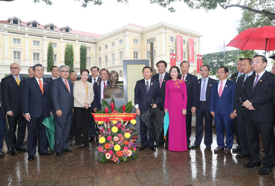 阮氏金银同越南国会高级代表团前往新加坡亚洲文明博物馆，在胡志明主席雕像前敬献鲜花。越通社记者 仲德 摄