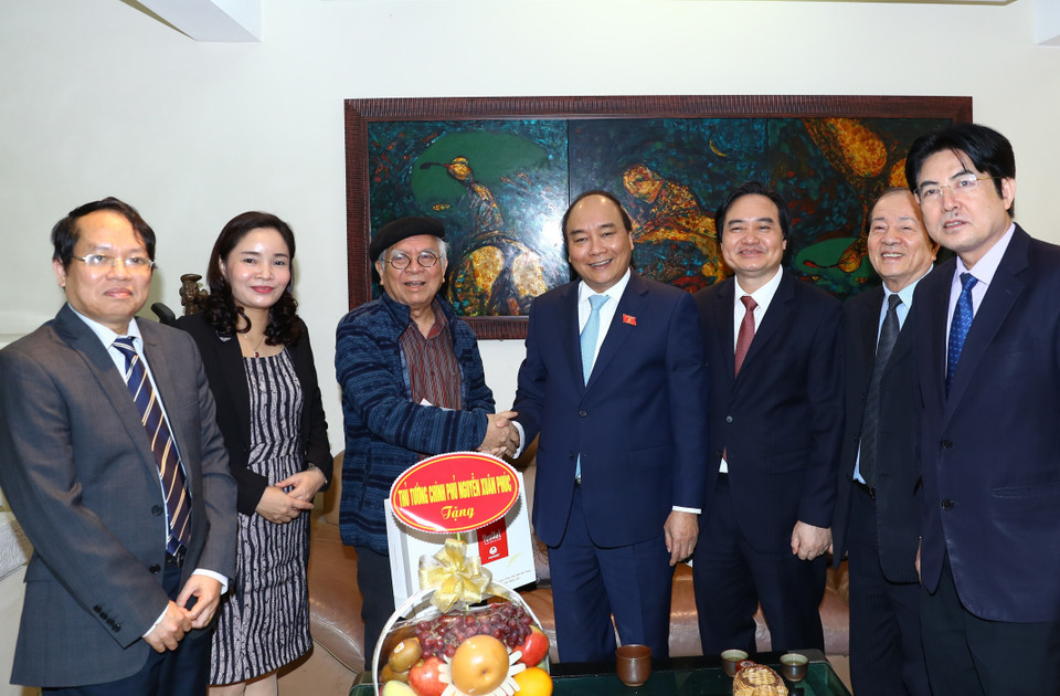 越南政府总理阮春福走访慰问“人民教师”以及为越南教育事业做出巨大贡献的教师代表。（图片来源：越通社）