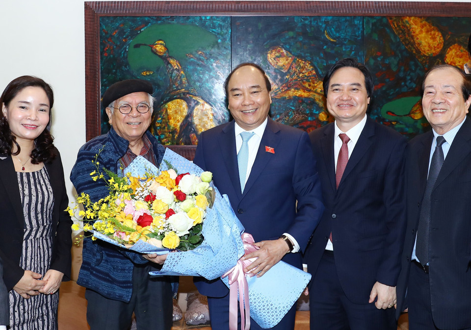 越南政府总理阮春福走访慰问“人民教师”以及为越南教育事业做出巨大贡献的教师代表。（图片来源：越通社）