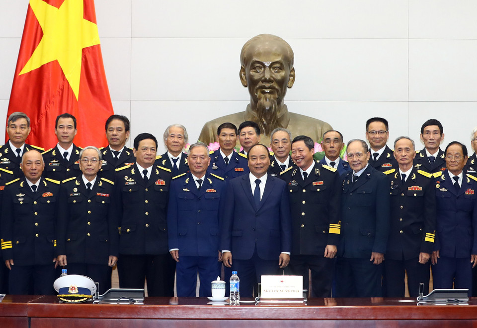 阮春福与各代表合影。（图片来源：越通社）