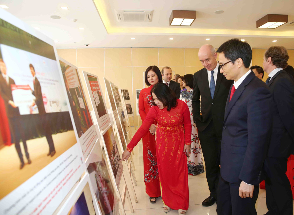 代表们参观越南红十字协会典范活动的图片。（图片来源：越通社）