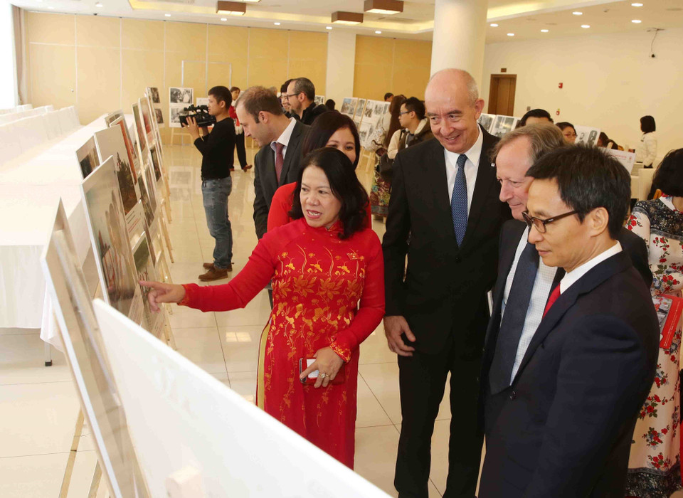 代表们参观越南红十字协会典范活动的图片。（图片来源：越通社）