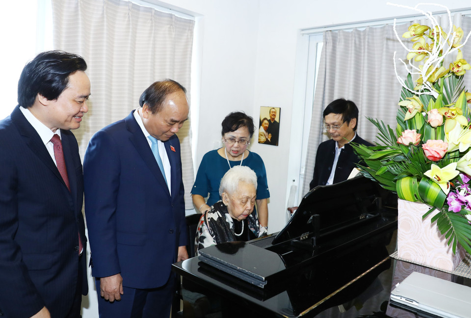 越南政府总理阮春福走访慰问“人民教师”以及为越南教育事业做出巨大贡献的教师代表。（图片来源：越通社）