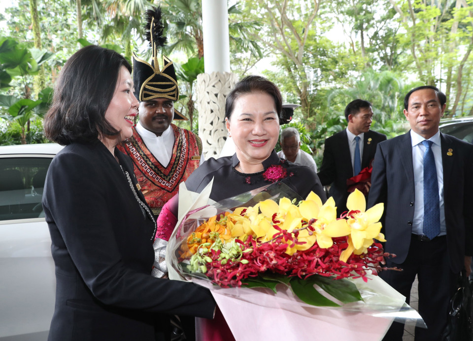 越南驻新大使馆代表向阮氏金银赠送鲜花。越通社记者 仲德 摄