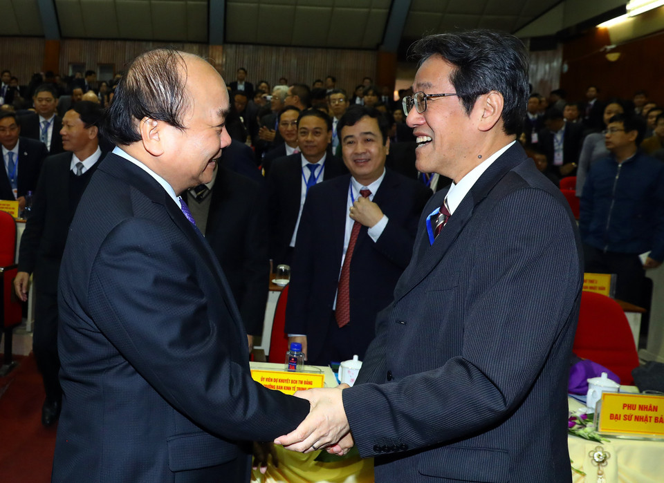 越南政府总理阮春福和河江省代表。（图片来源：越通社）