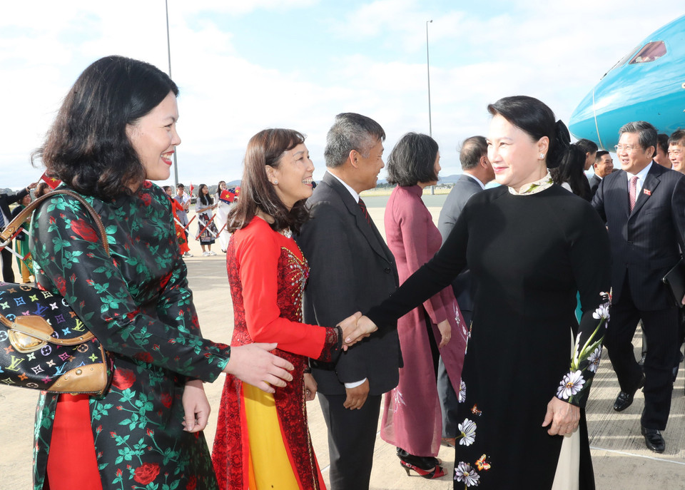 越南国会主席阮氏金银一行抵达澳大利亚首都堪培拉。（图片来源：越通社）