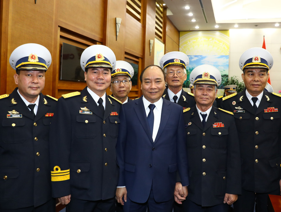 阮春福与各代表合影。（图片来源：越通社）