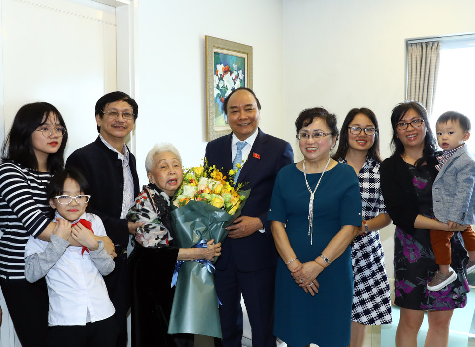 越南政府总理阮春福走访慰问“人民教师”以及为越南教育事业做出巨大贡献的教师代表。（图片来源：越通社）