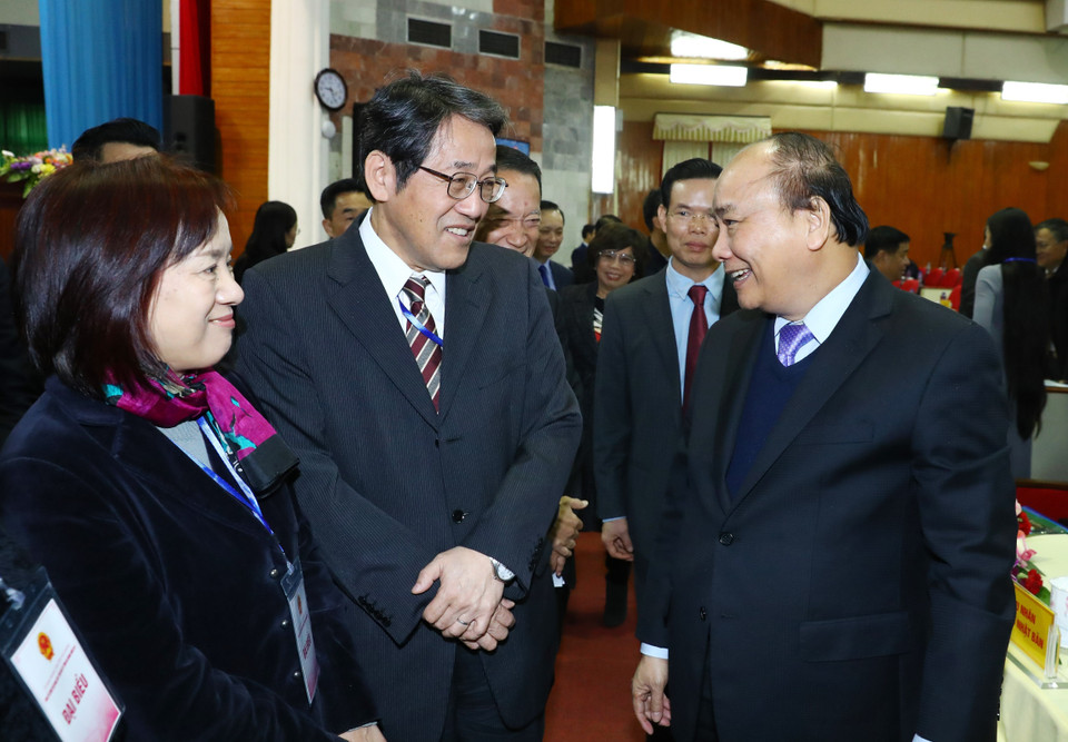 越南政府总理阮春福和河江省代表。（图片来源：越通社）