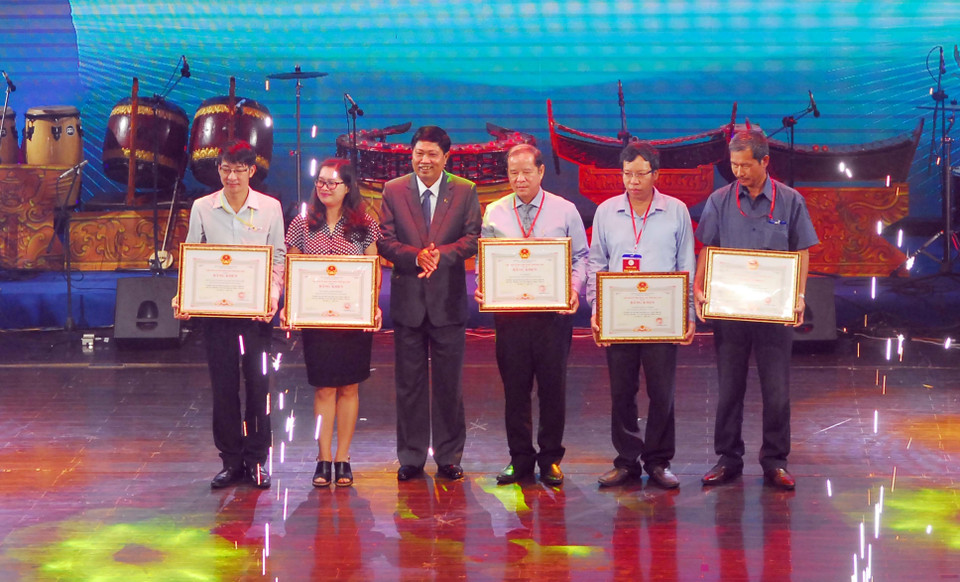 获得奖状的优秀个人。（图片来源：越通社）