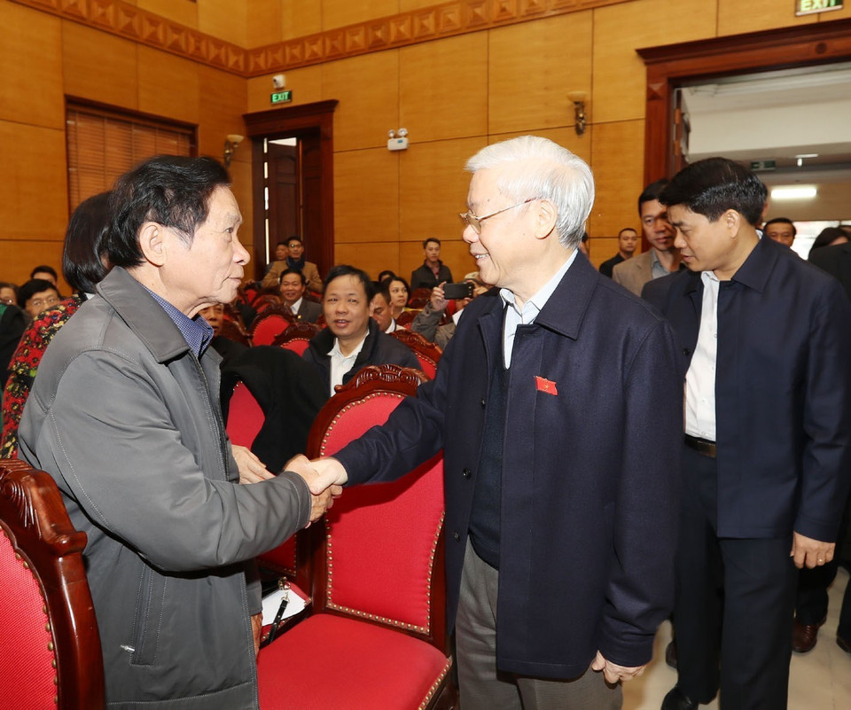 越共中央总书记阮富仲会见河内市西湖和巴亭郡选民。越通社记者　智勇　摄