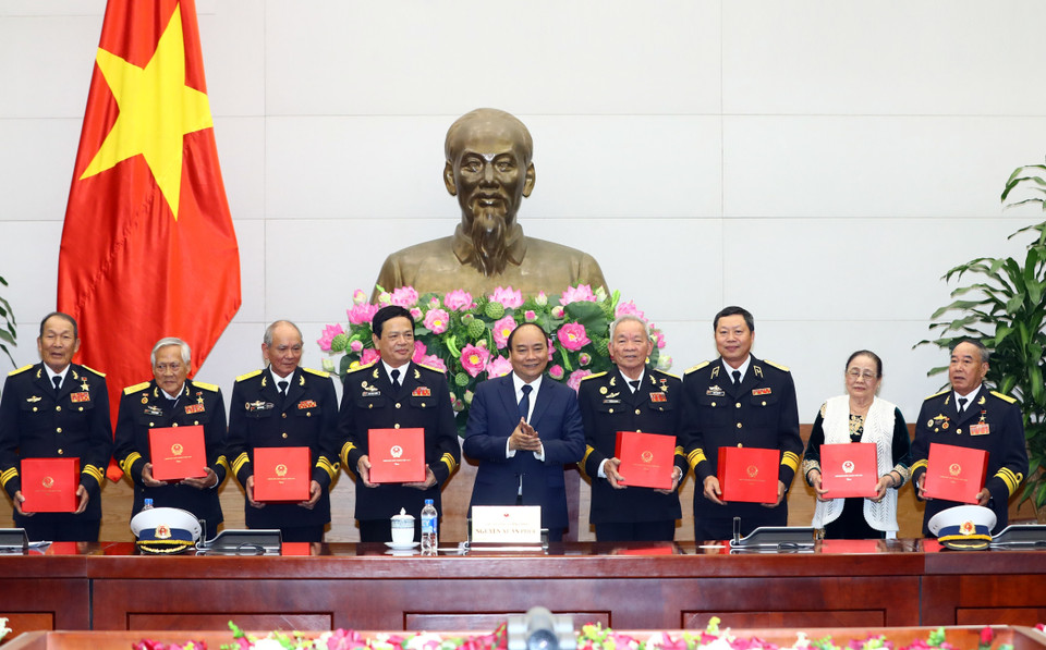 阮春福向各名老战士赠送纪念品。（图片来源：越通社）