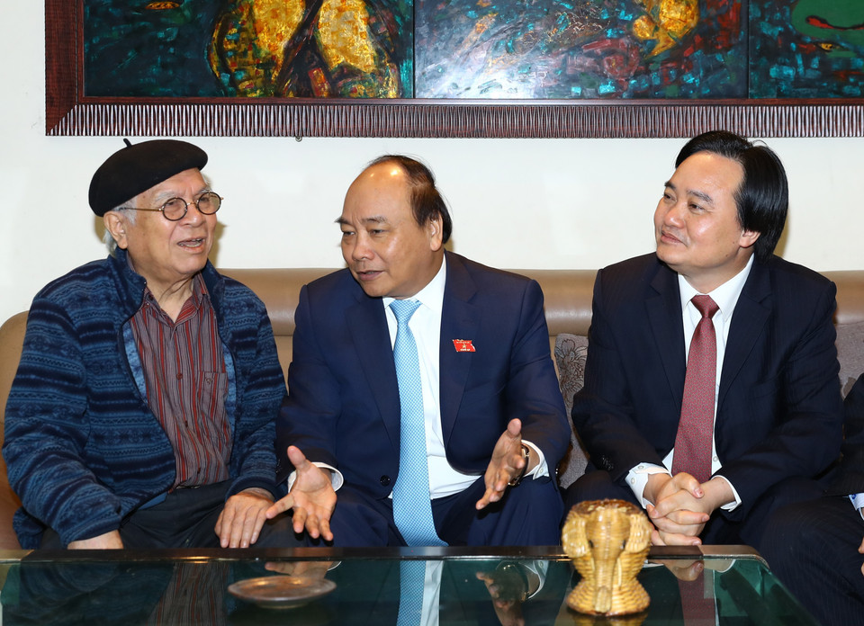 越南政府总理阮春福走访慰问“人民教师”以及为越南教育事业做出巨大贡献的教师代表。（图片来源：越通社）