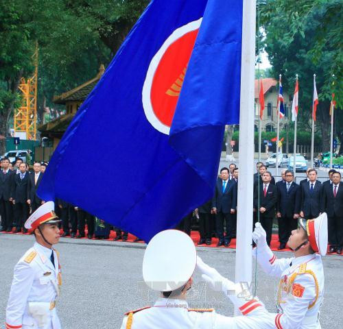 越南举行东盟旗升旗仪式，庆祝东盟共同体正式建成。（图片来源：越通社）