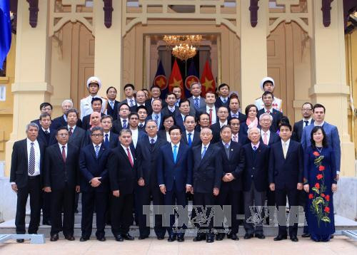 出席东盟旗升旗仪式的代表合影。（图片来源：越通社）