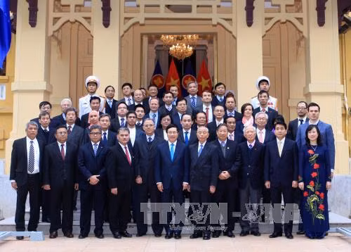 出席东盟旗升旗仪式的代表合影。（图片来源：越通社）