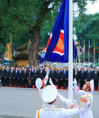 越南举行东盟旗升旗仪式，庆祝东盟共同体正式建成。（图片来源：越通社）