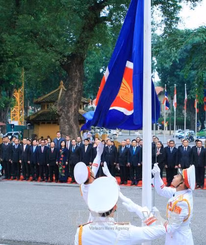 越南举行东盟旗升旗仪式，庆祝东盟共同体正式建成。（图片来源：越通社）