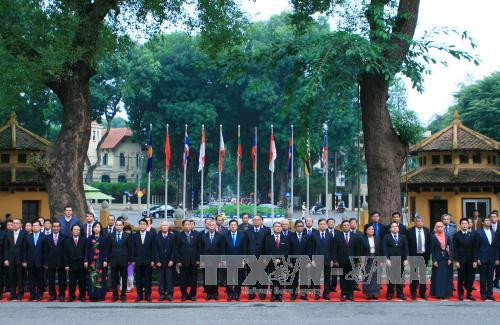 越南政府副总理兼外交部长范平明，摩洛哥驻越南大使、各国驻越南外交使节团团长、摩洛哥驻越南大使发达尼，东盟各国驻越南大使馆、各对话伙伴国驻越南代表机构代表等出席升旗仪式。（图片来源：越通社）