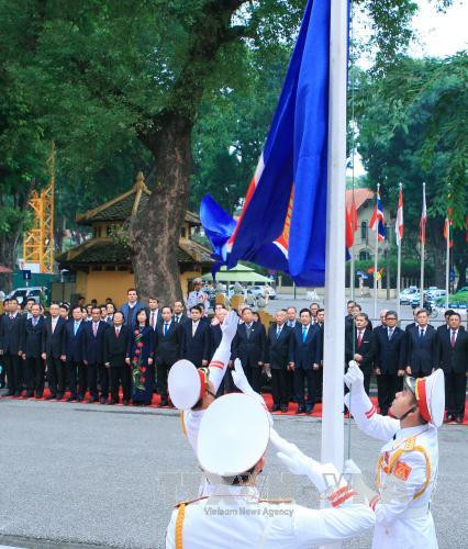 越南举行东盟旗升旗仪式，庆祝东盟共同体正式建成。（图片来源：越通社）