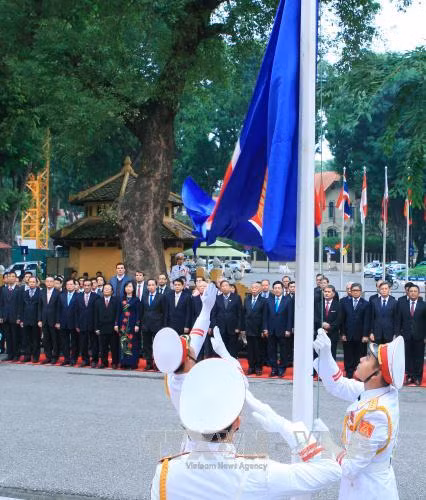 越南举行东盟旗升旗仪式，庆祝东盟共同体正式建成。（图片来源：越通社）
