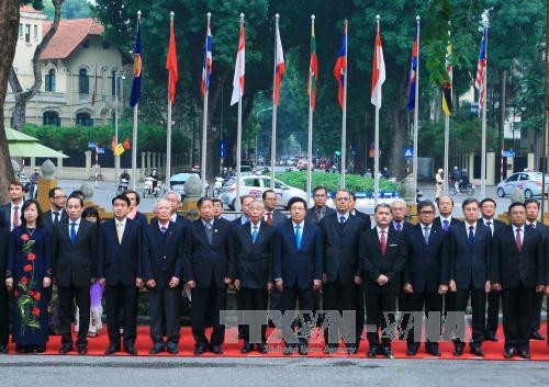 越南政府副总理兼外交部长范平明，摩洛哥驻越南大使、各国驻越南外交使节团团长、摩洛哥驻越南大使发达尼，东盟各国驻越南大使馆、各对话伙伴国驻越南代表机构代表等出席升旗仪式。（图片来源：越通社）