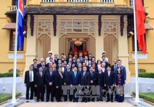 出席东盟旗升旗仪式的代表合影。（图片来源：越通社）