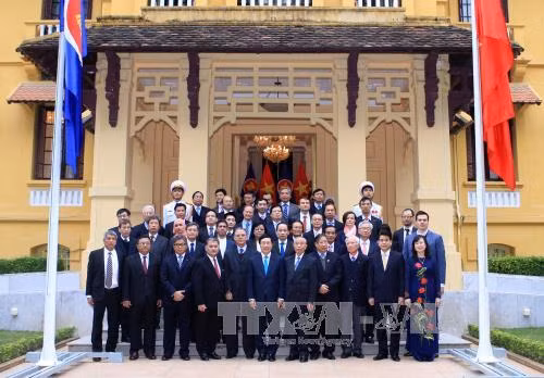 出席东盟旗升旗仪式的代表合影。（图片来源：越通社）
