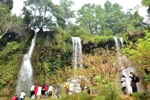 奥秘的兜肚瀑布。（图片来源：人民军队报）