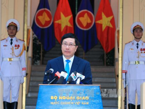 越南政府副总理兼外交部长范平明在升旗仪式上发表讲话。（图片来源：越通社）