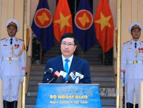 越南政府副总理兼外交部长范平明在升旗仪式上发表讲话。（图片来源：越通社）