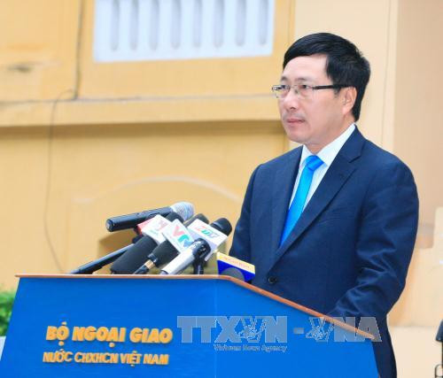 越南政府副总理兼外交部长范平明在升旗仪式上发表讲话。（图片来源：越通社）