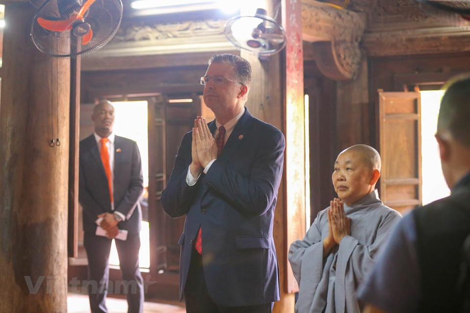 值此之际，丹尼尔大使有机会参观首都河内最美丽的古老寺庙之一。图自Vietnam+