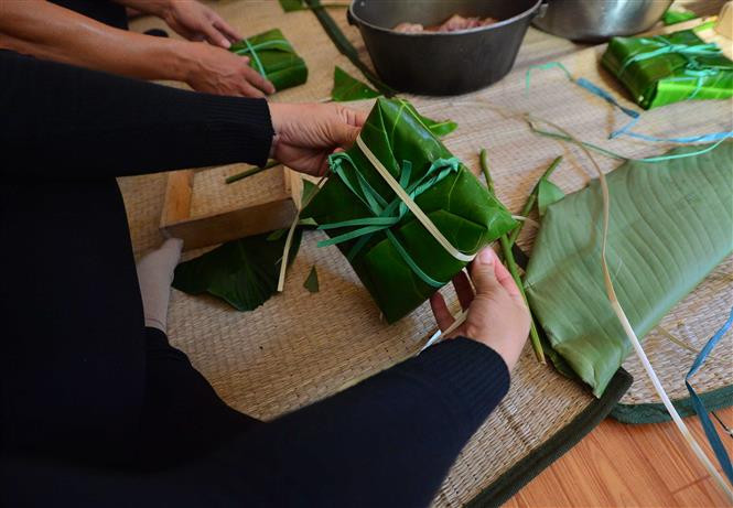 用棋盘脚树叶包的粽子比一般的粽子有一点苦涩，带着一种海洋的风味。越通社记者 文勇 摄