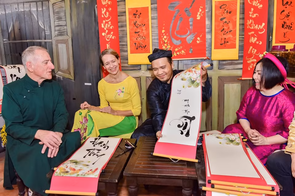 嘉宾们有机会了解越南春节书法艺术、欣赏官贺民歌等。图自越通社