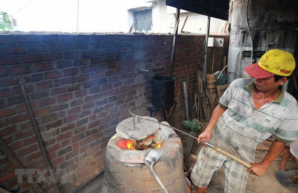 先用12个小时把铜熔化，然后灌入模具。越通社记者 阮勇 摄