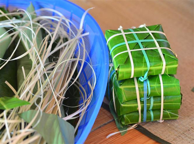 战士们用棋盘脚树叶——长沙群岛上最为普遍的一种植物来包粽子。越通社记者 文勇 摄