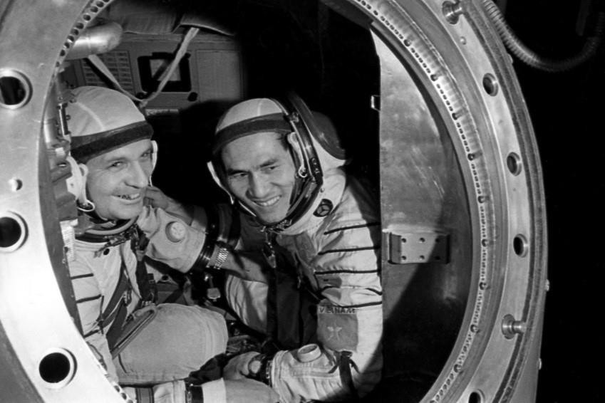 1980年7月13日，越南首位宇航员范遵与苏联宇航员维克托•戈尔巴特科（V.Gorbatko）乘坐“联盟37号”飞船上天，标志着两国关系的新里程碑。图自越通社