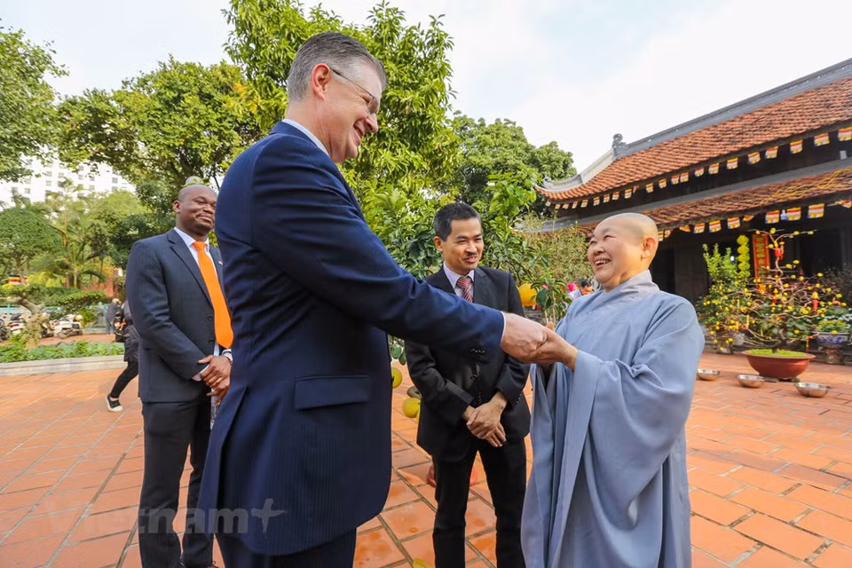 金莲寺方丈释谭城亲自接待丹尼尔•克里滕布林克大使。图自Vietnam+