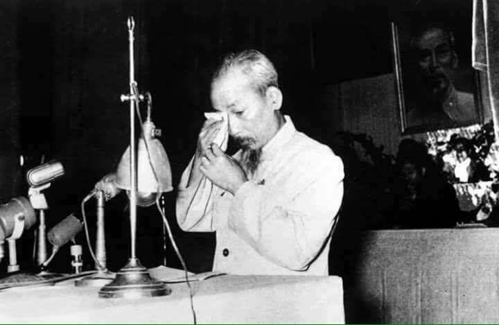 土地改革中的一些错误对党的威望造成影响。越南第一届国会第六次会议期间（1956.12.29-1957.1.25），胡志明主席代表党、政府向国会坦率承认土地改革中的缺陷并向全国人民致歉。图自越通社