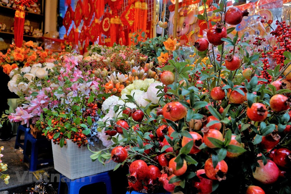 此外，各种色彩鲜艳的假鲜花、水果也在此地出售。越通社记者 明孝 摄