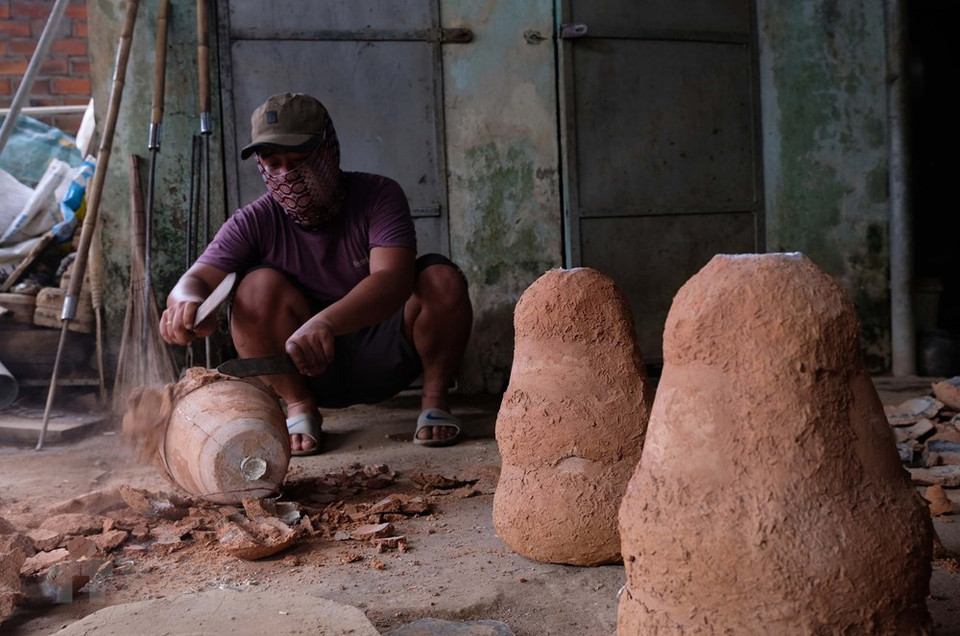 铜水灌入模具约30分钟后会凝固，届时要把模具砸开。越通社记者 阮勇 摄